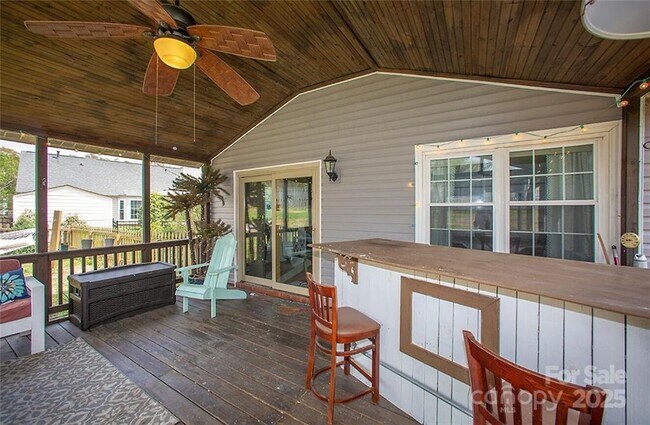 Building Photo - 8425 Hirsch Dr