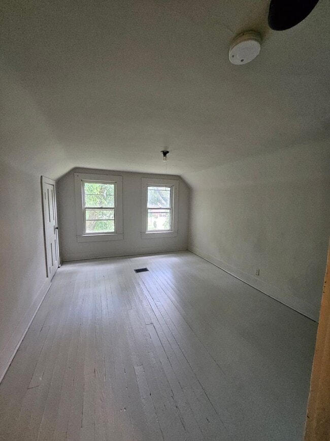Building Photo - 4 bed 1 bath home