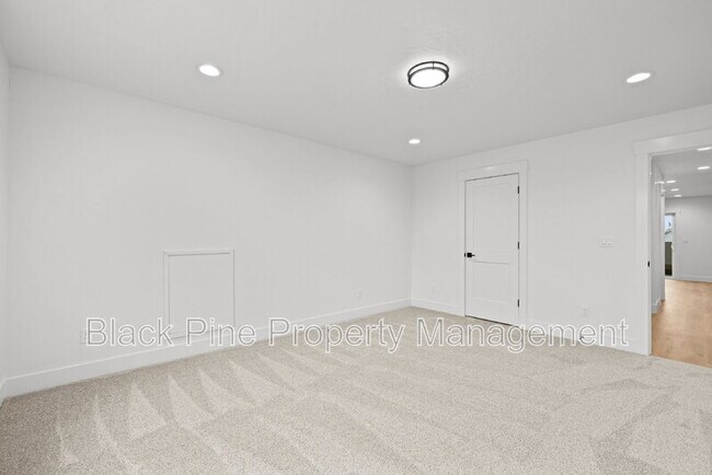 Building Photo - 4642 N Maple Grove Rd