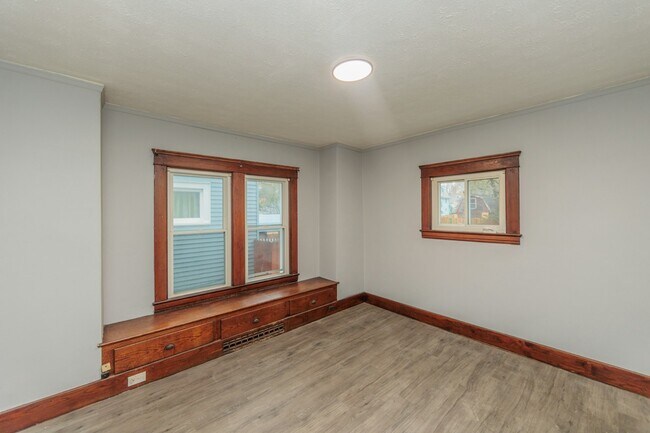 Building Photo - 1038 W 11th St