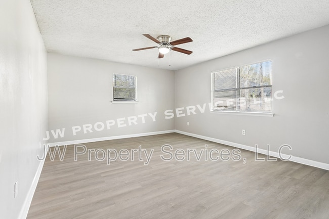 Building Photo - 206 Sunset Dr