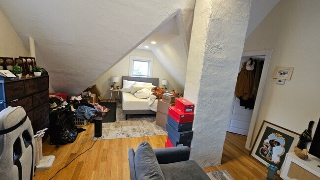 Building Photo - Huge single family in Brighton