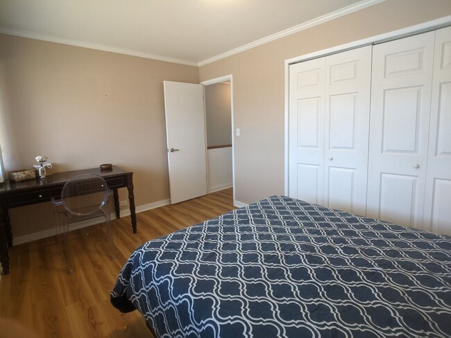 Building Photo - Fully Furnished Waialae Gardens 2 Bed/2 ba...