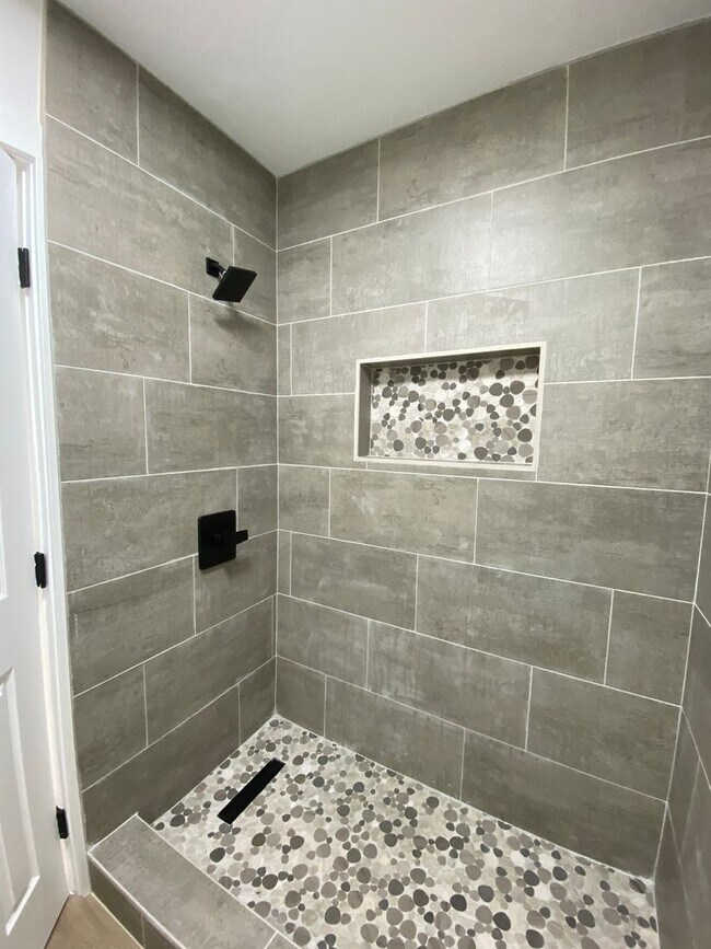 Building Photo - Beautifully Remodeled 2-bedroom apartment