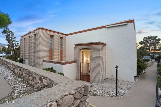 Primary Photo - 6201 Escondido Dr