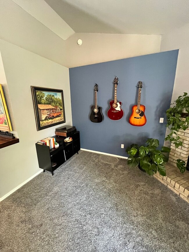 Building Photo - Newly Renovated 3 bed 2 bath home in the h...
