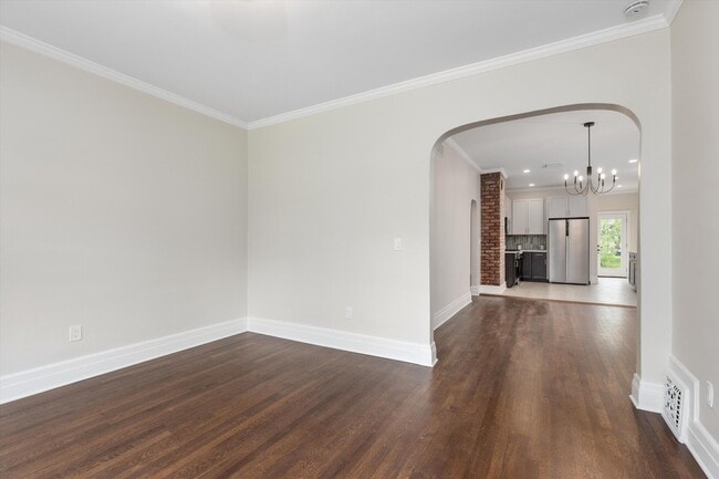 Building Photo - 719 Gladstone Ave
