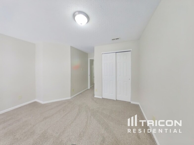 Building Photo - 824 Streamside Dr