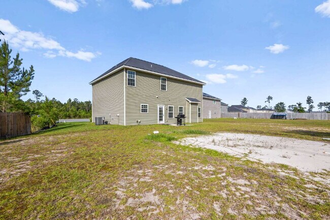 Building Photo - Large home only 10 minutes from Fort Stewart