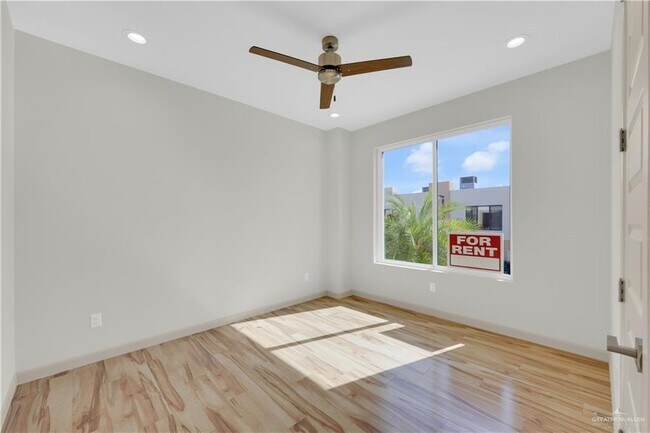 Building Photo - 15 Canary Ave