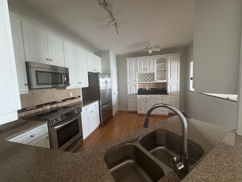 Building Photo - 9462 Bay Front Dr