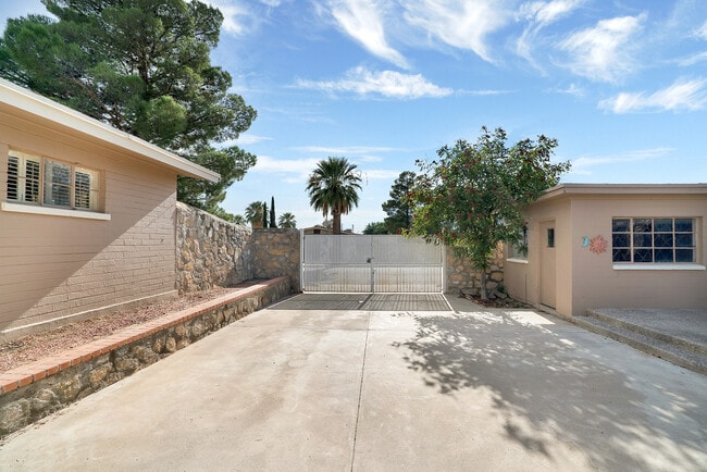 Building Photo - Cielo Vista 3 Bedroom 2 Bath