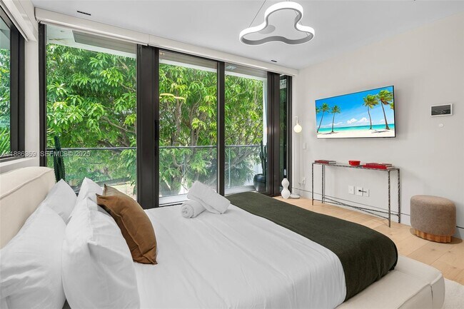 Building Photo - 3306 NE 16th St