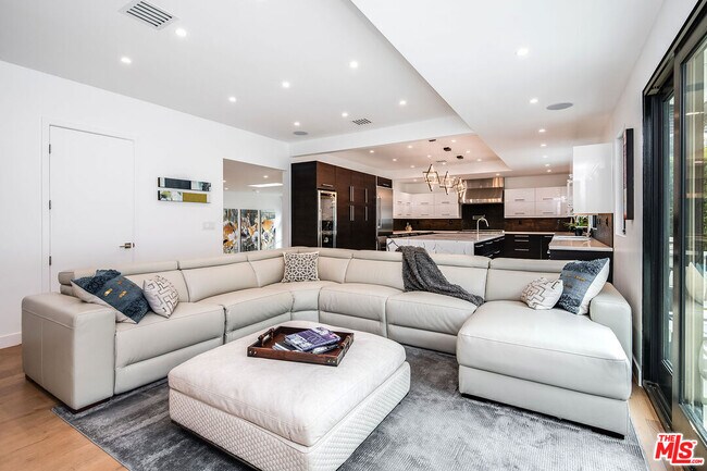 Building Photo - 13378 Contour Dr