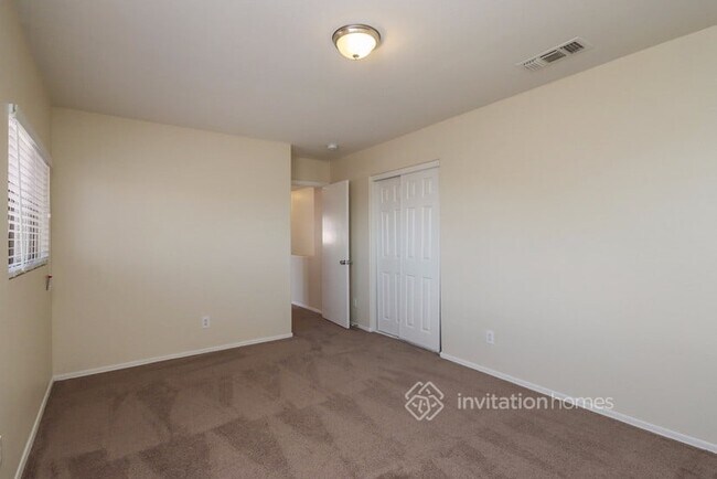 Building Photo - 2322 E Spruce Dr