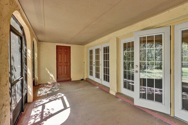 Building Photo - Move in ready 2 bedroom/ 1 bathroom condo!