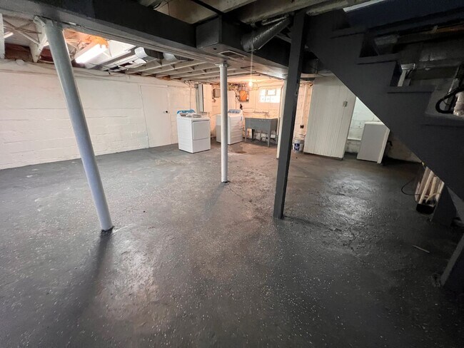 Building Photo - Pittsburgh - 4 Bedroom 2 Bathroom - Recent...