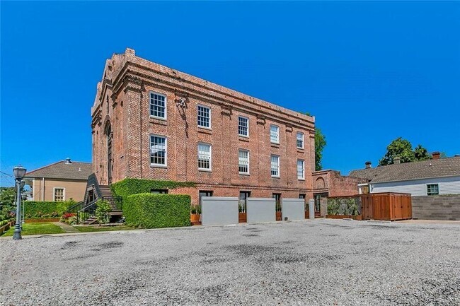 Building Photo - 709 Jackson Ave