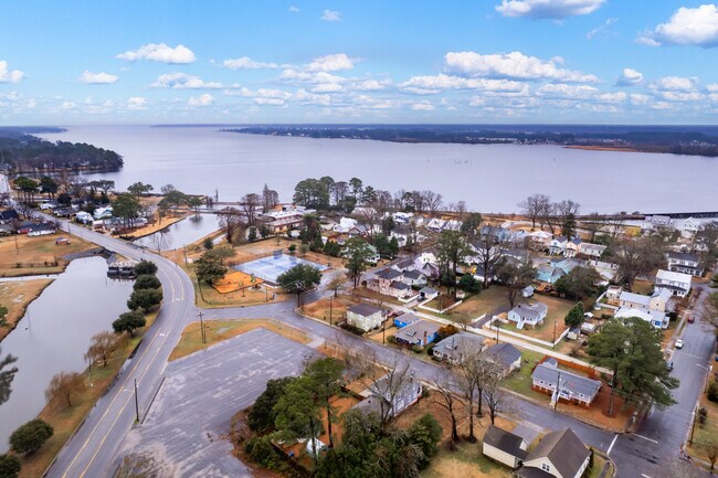 Building Photo - 2ND East Dr