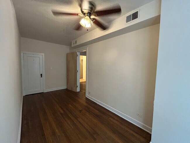 Building Photo - 2554 W Eastwood Ave