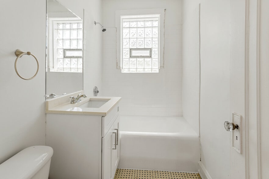 Building Photo - 3048 W Cornelia Ave