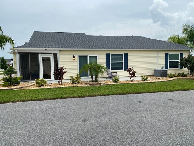 Building Photo - Beautiful, Furnished ANNUAL 2 bed, 2 bath ...