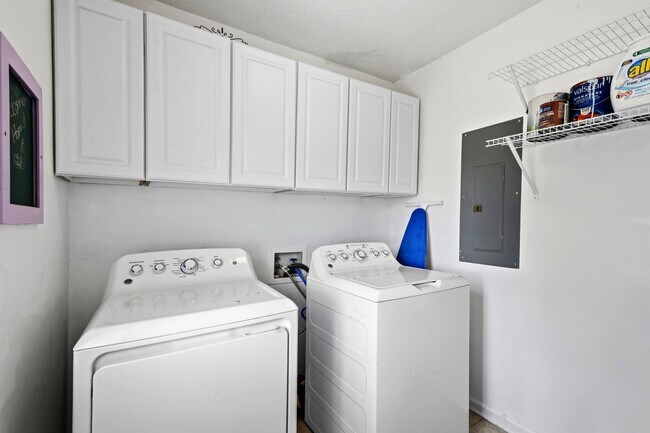 Building Photo - 105 Twin Creeks Dr