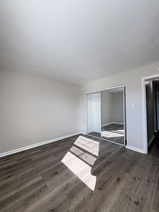 Building Photo - Remington On Rockville Living