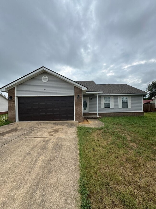 Building Photo - 3/2 In Bay Available now