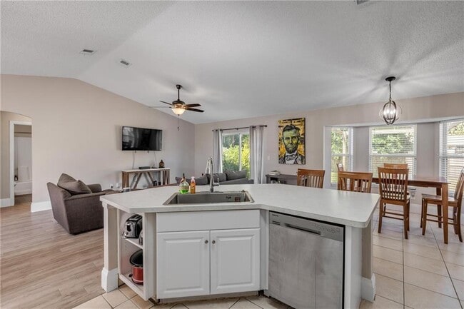 Building Photo - 2713 Needle Palm Dr