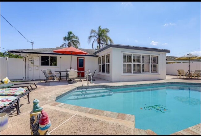 Building Photo - 4295 Crestdale St