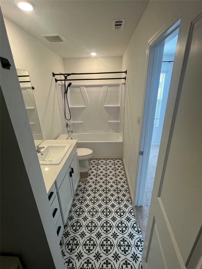 Building Photo - 520 Commander Abbott Dr