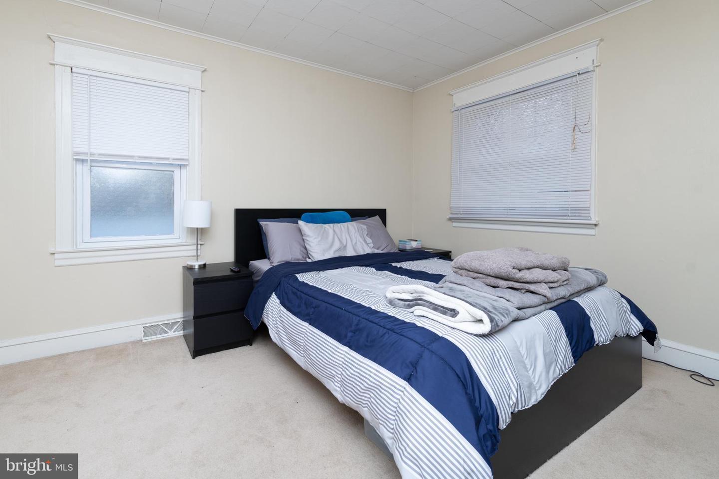 Building Photo - 10 E Linden Ave