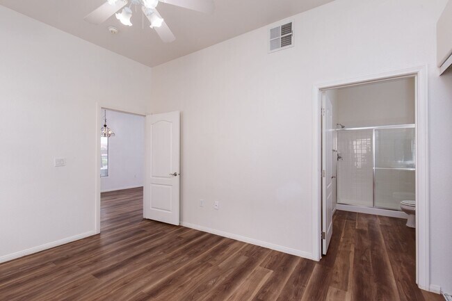Building Photo - 1st floor two bedroom in upscale NW commun...