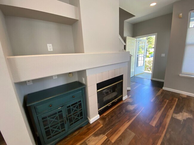 Building Photo - ALMADEN LAKE - Updated townhome with centr...