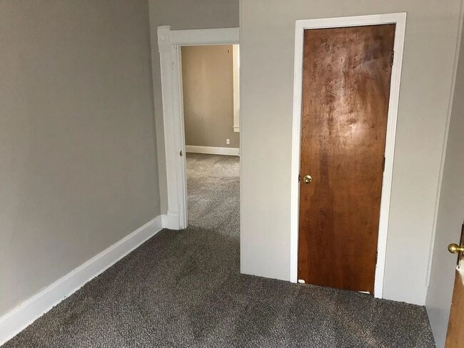 Building Photo - 2 bed/1 bath, 900 sq ft home!