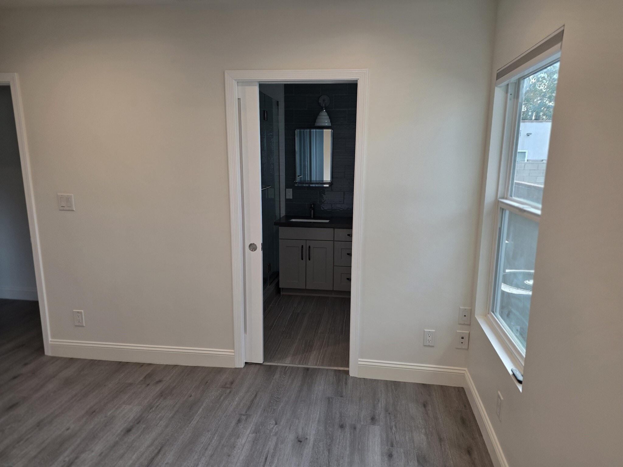 Building Photo - 425 Western Ave