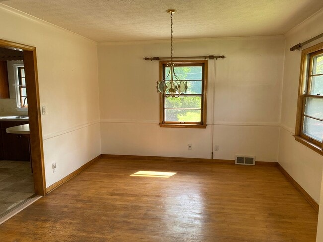 Building Photo - Charming 3 Bedroom, 3 Bathroom Ranch Home ...