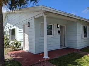 Building Photo - Ground Floor 2/1 **Water/Sewer Included**