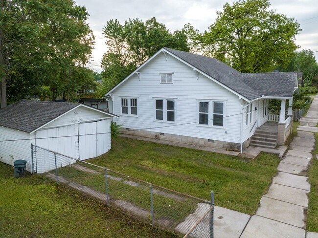 Building Photo - Freshly Updated 2 Bedroom House