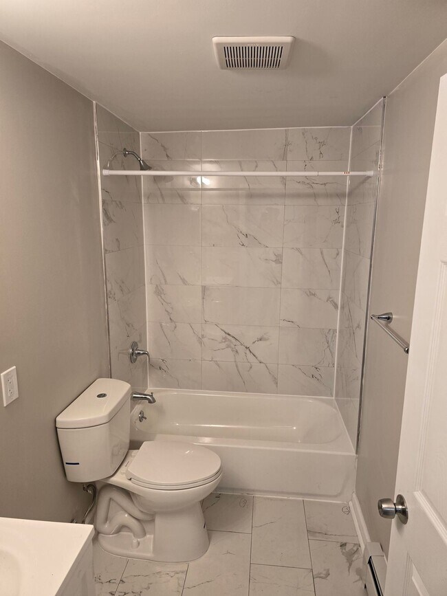 Building Photo - ? Modern Comfort: 3-Bedroom & FIRST FLOOR Living in Hartford’s Friendliest Area ?