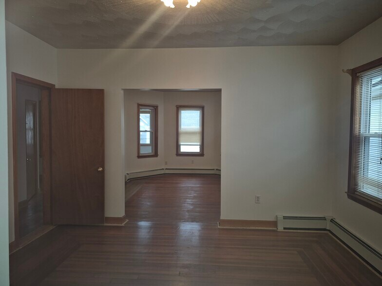 Building Photo - 105 3rd St