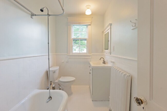 Building Photo - 4BR 3.5 BA Chevy Chase Gem is Move-in Read...