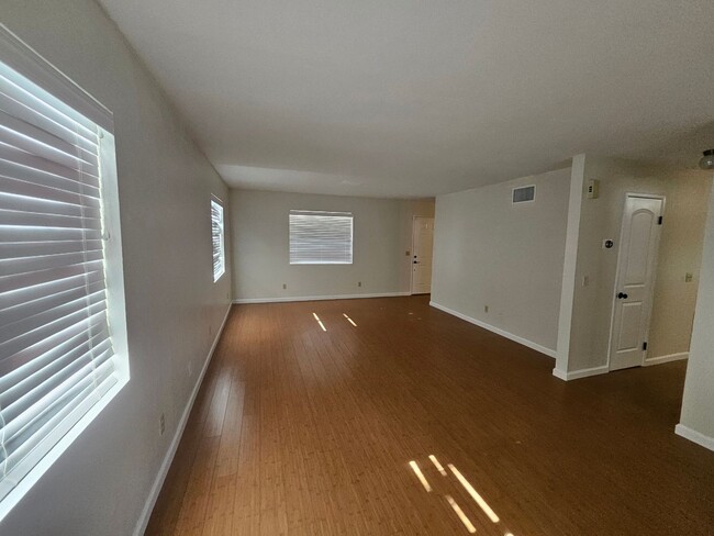 Building Photo - 3 Bedroom Home Located in Mohave Highlands