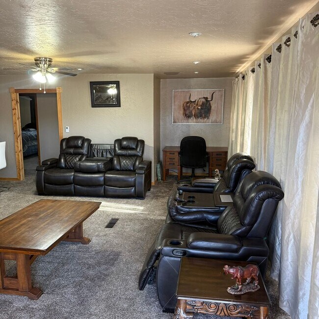 Building Photo - Fully Furnished Spacious 3 Bed 2 Bath, Pet Friendly Home in Orchard Mesa All Utilities Included!