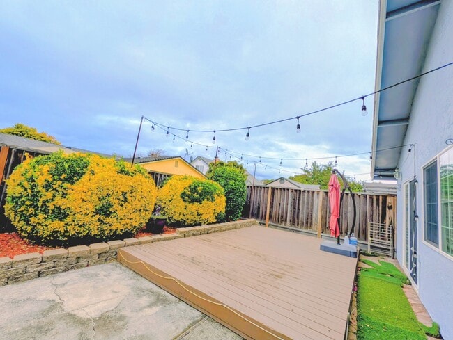 Building Photo - 32486 Lake Barlee Ln