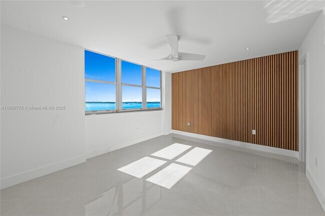 Building Photo - 999 Brickell Bay Dr