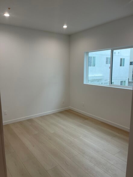 Building Photo - 611 W 41st Pl