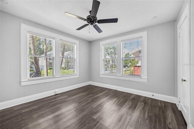 Building Photo - 3107 S Esperanza Ave