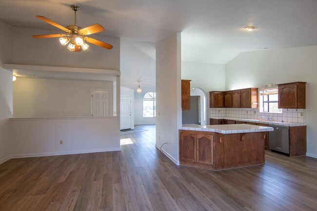 Building Photo - Beautiful Home in Country Heights!